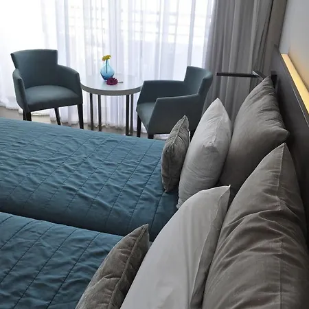 سن هال لارنكا