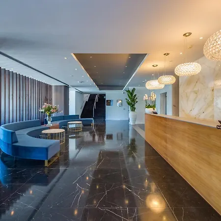 선 홀 라르나카